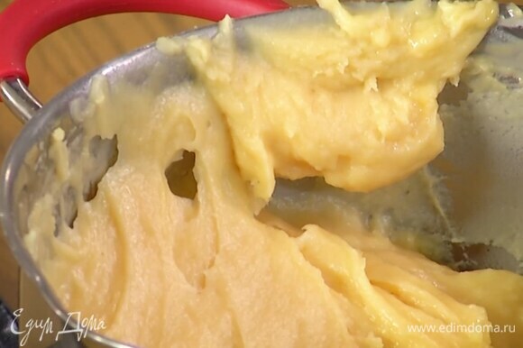 Яйца по одному вмешать в теплое тесто, чтобы оно стало гладким и блестящим.