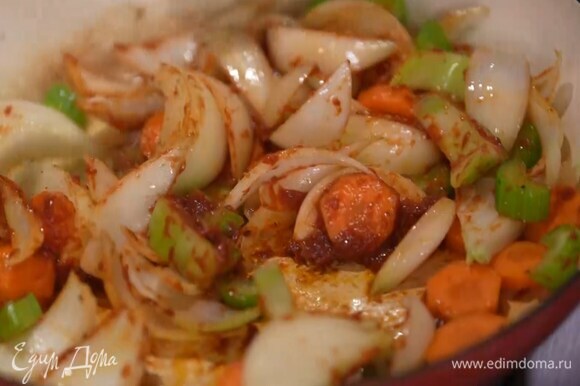 В сотейник, где жарилось мясо, выложить подготовленные овощи, все перемешать, добавить томатную пасту, посолить и обжаривать несколько минут.