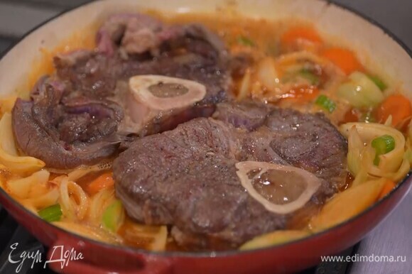 Влить вино, дать алкоголю выпариться и вернуть мясо в сотейник.