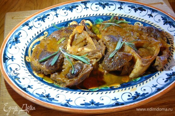 Готовое мясо украсить розмарином.