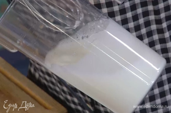 Белки комнатной температуры взбить блендером с насадкой-венчиком в плотную, воздушную массу.