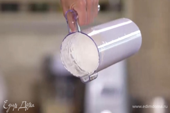 Продолжая взбивать, небольшими порциями в течение 4–5 минут всыпать сахар, затем так же в течение 4–5 минут всыпать сахарную пудру. Влить ванильный экстракт и еще немного взбить.
