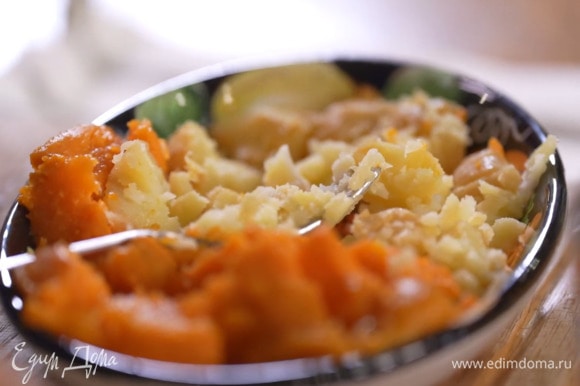 Картофель и батат почистить и запечь в разогретой духовке до готовности, затем размять вилкой.