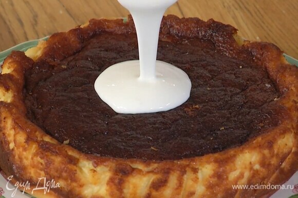 Остывший чизкейк полить сметанным кремом и дать постоять.