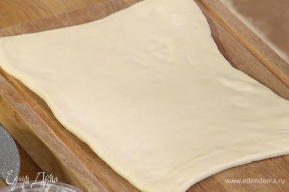 Тесто предварительно разморозить.