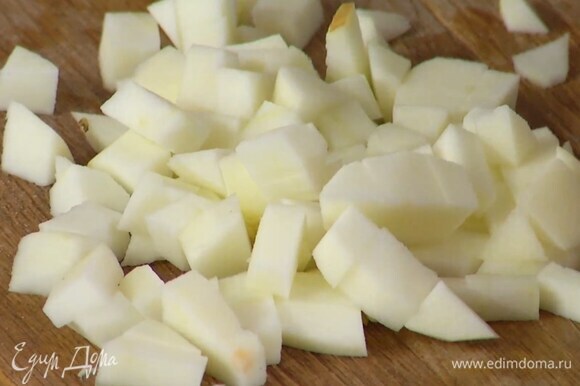 Яблоки очистить от кожуры и, удалив сердцевину, нарезать небольшими кубиками.