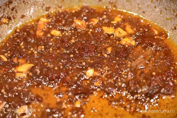 Разогреть в сковороде 1–2 ст. ложки оливкового масла, выложить анчоусы и чеснок, добавить томатную пасту, кориандр, паприку и все обжарить.