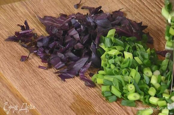 Фиолетовый базилик крупно порезать, зеленый лук нарезать наискосок.