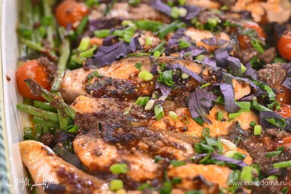 Запеченную рыбу с овощами посыпать измельченной зеленью, сверху разложить тапенад.