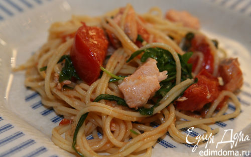 Рецепт Спагетти с семгой, руколой и помидорами