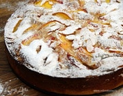 Миндальный пирог с персиками