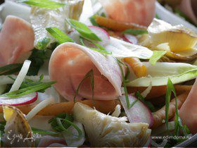 Салат из весенних овощей с ветчиной, перепелиными яйцами и домашним майонезом