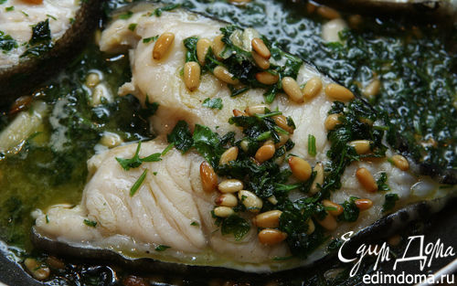 Рецепт Белая рыба, томленная в белом вине с кедровыми орешками и петрушкой