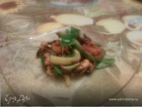 Теплый салат с мидиямии, руколой и овощами гриль
