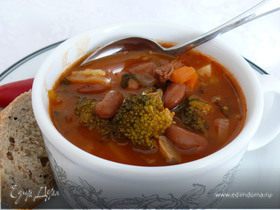 Томатный суп с фасолью и брокколи