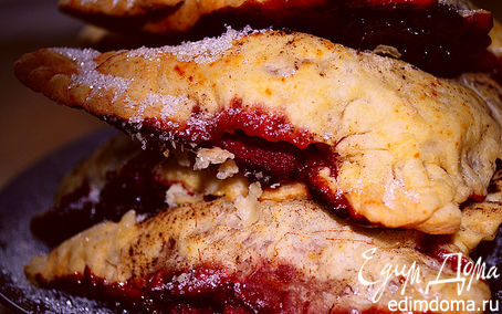 Рецепт Слоеные пирожки с вишнями и шоколадом