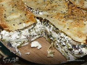 Греческая выпечка с сыром, шпинатом и грибами