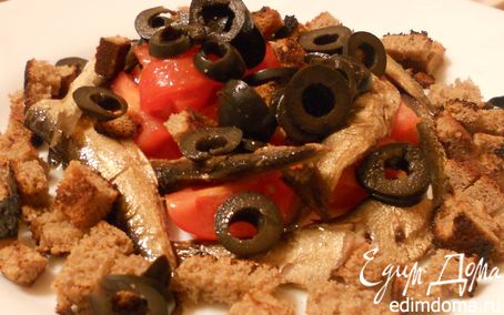 Рецепт Салат со шпротами, маслинами и ржаными сухариками