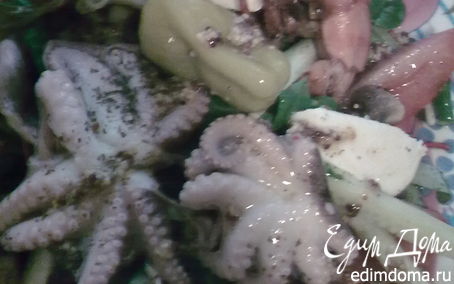Рецепт Салат с осьминожками, креветками и грибами под горчичной заправкой