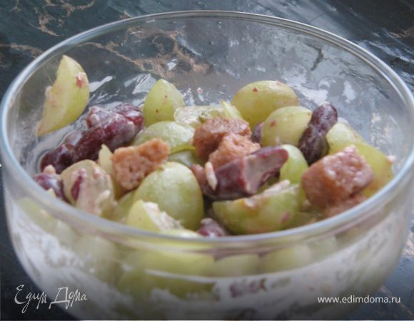 Нежный салат с виноградом, яблоками и сыром