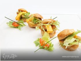 Заварной мини - сэндвич с сырным ассорти, маринованной грушей и листьями