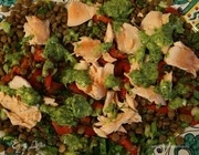 Теплый салат из чечевицы с семгой, сладким перцем и свежей зеленью
