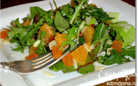 Рецепт Салат с мандаринами, курагой и миндальными лепестками