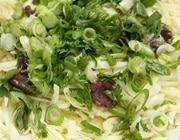Капустный салат с оливками и чесночной заправкой