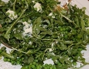 Салат из зеленого горошка с козьим сыром и мятой