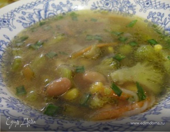Суп с брокколи, фасолью и кукурузой.