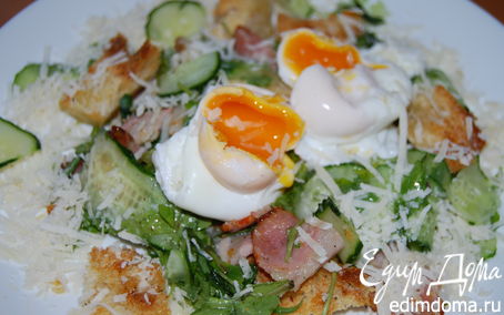 Рецепт Теплый салат из хлеба, хрустящей копченой грудинки и яйца-пашот по рецепту Джейми Оливера