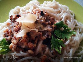 Спагетти с карамелизованными орехами и сливочным соусом