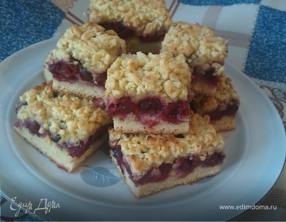 Тертый пирог с вишнями: как порадовать близких вкусным десертом на карантине