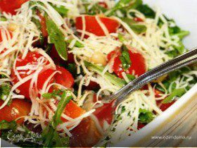 Салат с помидорами черри и пармезаном