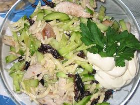 Салат куриный с черносливом и кедровыми орешками