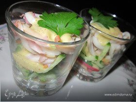 Салат-коктейль с кальмаром и яблоками