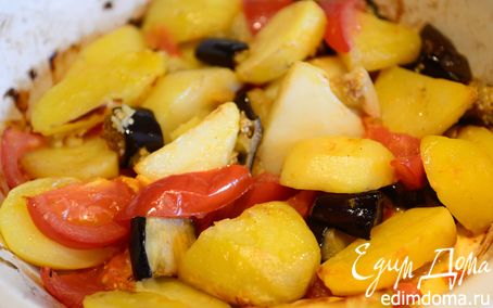 Рецепт Картофель запеченный с баклажанами помидорами и чесноком