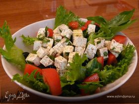 Греческий салат с маринованным сыром