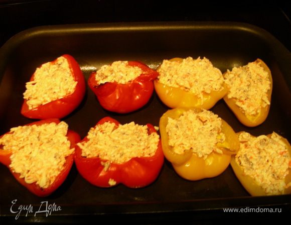 Вегетарианские запеченные перцы, фаршированные булгуром, томатами, красным киноа и фетой