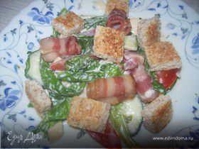Салат с беконом и сухариками (почти BLT)
