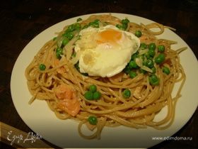 Спагетти с копченым лососем, яйцами-пашот и зеленым горошком
