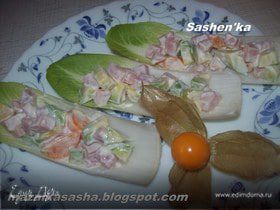 Салат с физалисом, авокадо и ветчиной в лодочках из цикория