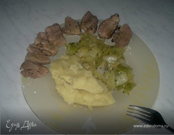Деревенский обед ( картофельное пюре с травами и чесноком + тушеная капуста и отварное бедро индейки )