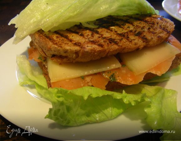 Сэндвич-гриль с копченым лососем и сыром