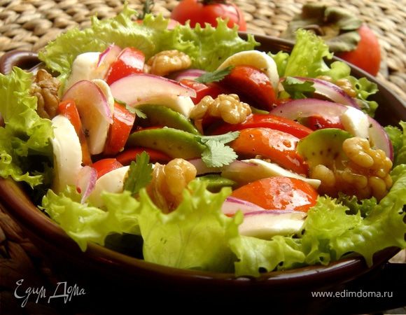 Салат овощной с хурмой