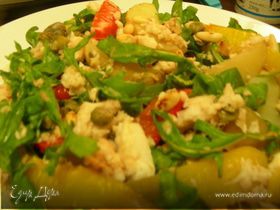 Салат с рыбой, овощами, кедровыми орешками и руколой