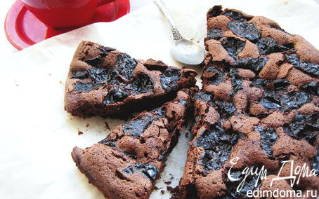 Рецепт Шоколадный пирог с черносливом и бренди.