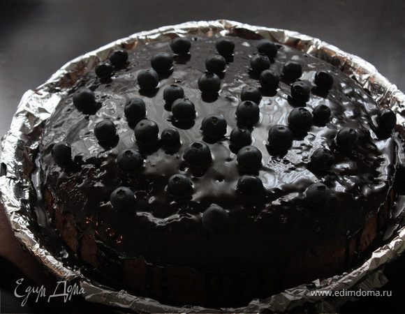 Шоколадный торт с черникой