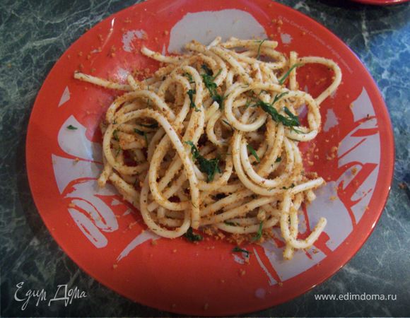 Спагетти с вялеными помидорами, чесноком и сухарной крошкой