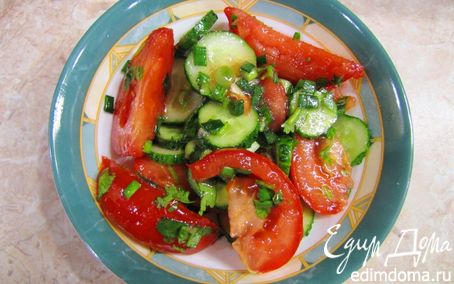 Рецепт Салат из помидор и огурцов - что может быть нового?
